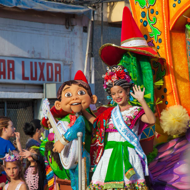 детский карнавальный парад 05 марта 2019 года в лас-пальмас-де-гран-канария, испания - children only child huddle sun стоковые фото и изображения