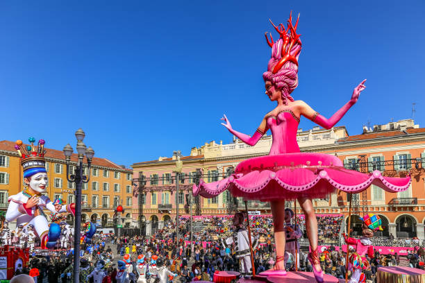 carnaval de nice, dieses jahr thema könig des kinos (roi du cinéma) - hellrosa ballerina und könig des karnevals bewegen sich in der show - crowd carnival people social gathering stock-fotos und bilder