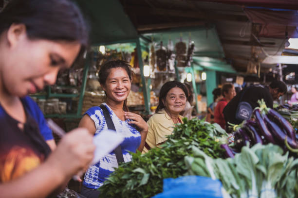 mulheres filipinas trabalhando no mercado em puerto princesa, palawan - filipino ethnicity women philippines palawan - fotografias e filmes do acervo