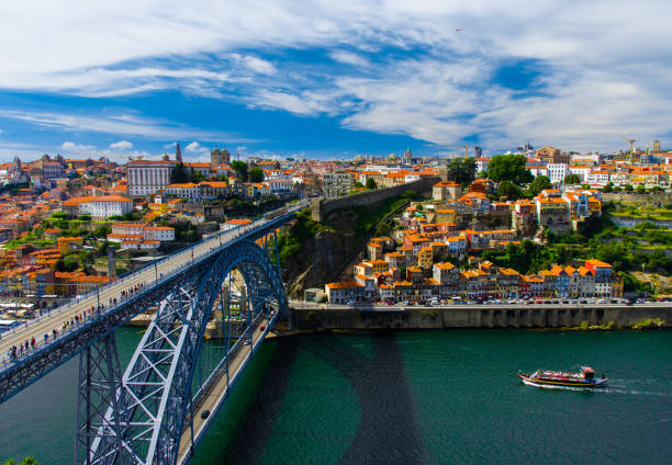 portugal porto panorama, vue panoramique sur le pont eiffel, ponte dom luis, pont ponti di don luis, rivière douro, porto par la rivière, vue panoramique de la ville de porto, vieille ville de porto, porto en juin - portugal port wine porto the douro photos et images de collection