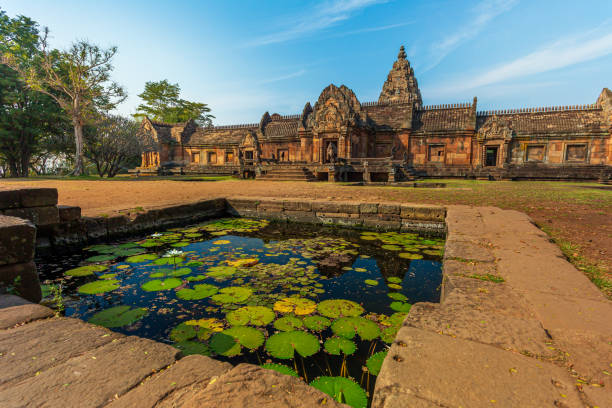 кхмерский храм прасат хин фаном рунг (замок стоун пханом-рунг) - thailand buriram temple hinduism стоковые фото и изображения