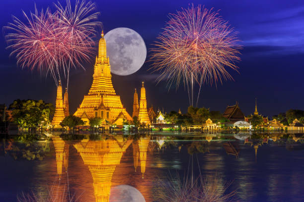 チャオプラヤ川沿いの夜明けの寺院の上に花火のカウントダウンのお祝いのディスプレイ。ワットアルン、バンコク、タイで新年カウントダウン花火 - opening ceremony flash ストックフォトと画像