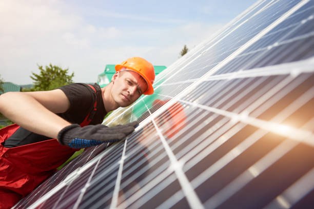 ingeniero inspeccionando paneles de energía solar cerca de la casa. de cerca - solar panel engineer solar power station solar energy fotografías e imágenes de stock