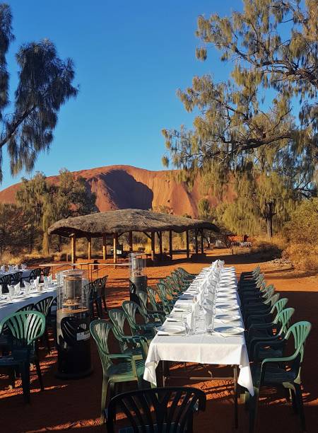 australia - desert tables - uluru alice springs australia australian culture imagens e fotografias de stock