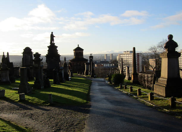 necrópolis histórica de glasgow - uk cathedral cemetery day fotografías e imágenes de stock