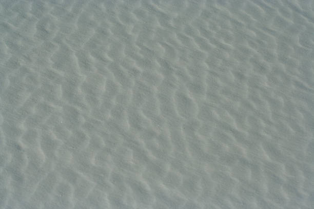 Fermez-vous vers le haut de l'image des modèles d'onde de sable sur les dunes au monument national de sables blancs - Photo