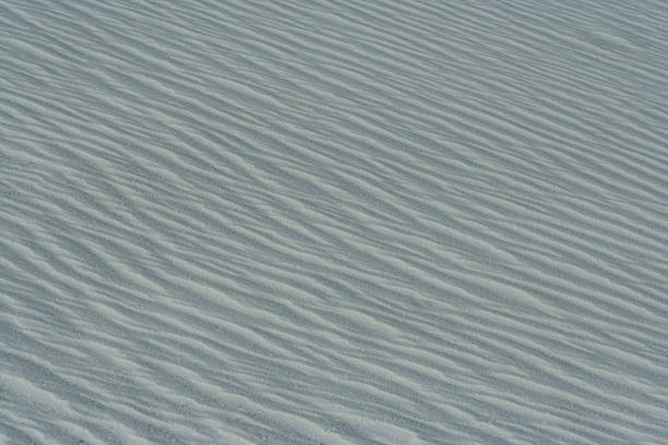 Fermez-vous vers le haut de l'image des modèles d'onde de sable sur les dunes au monument national de sables blancs - Photo