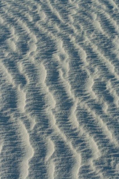 Fermez-vous vers le haut de l'image des modèles d'onde de sable sur les dunes au monument national de sables blancs - Photo