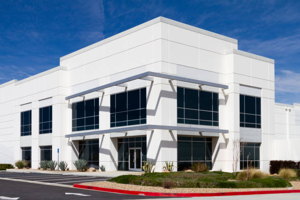 Empty commercial building at Victorville, CA Victorville, CA / USA – March 27, 2019: Empty commercial building at the Southern California Logistics Airport  located in Victorville, California. commercial property insurance stock pictures, royalty-free photos & images