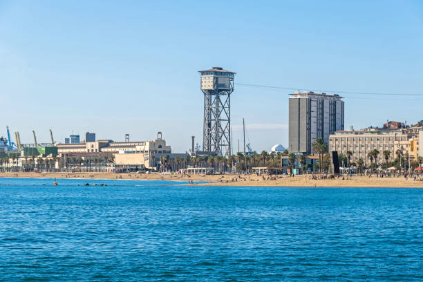 plaża platja de st.sebastia z wieżą tramwajową torre sant sebastia w barcelonie, hiszpania - port de barcelona zdjęcia i obrazy z banku zdjęć