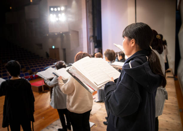 女性合唱コンサートのリハーサル - 中学生 ストックフォトと画像