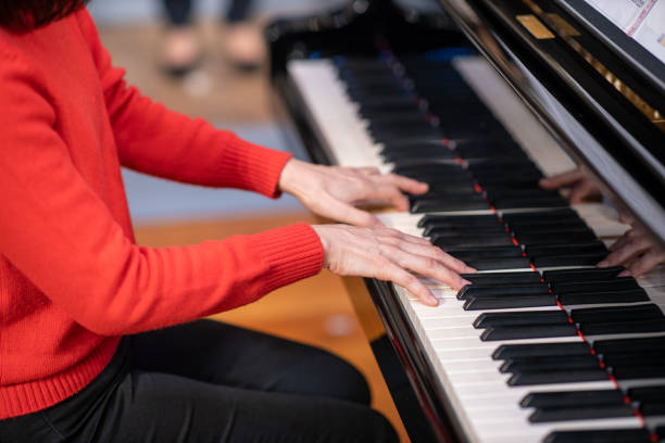 primer plano de mujer tocando el piano - pianist grand piano piano playing fotografías e imágenes de stock