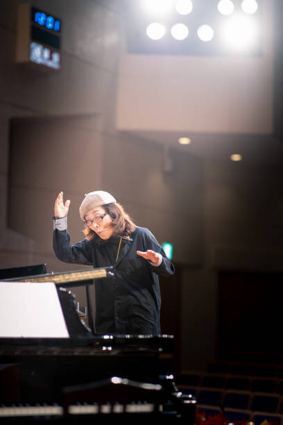 direttore musicale in sala concerti - conductor female women classical concert foto e immagini stock