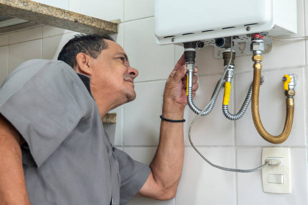 man fixing the heater - pipe range imagens e fotografias de stock