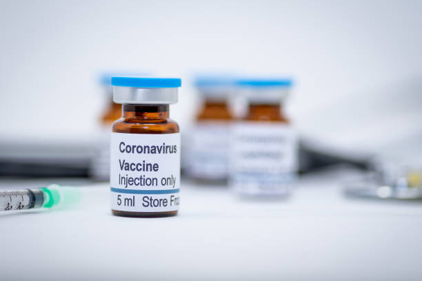 flacon de vaccin contre le coronavirus à l'hôpital - fondation de recherche photos et images de collection