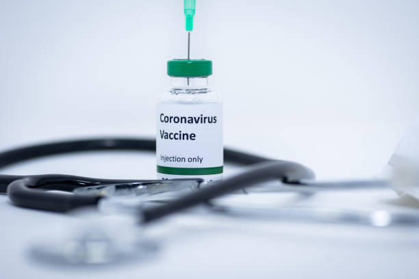 vaccin coronavirus avec stéthoscope et seringue à l'arrière-plan - fondation de recherche photos et images de collection