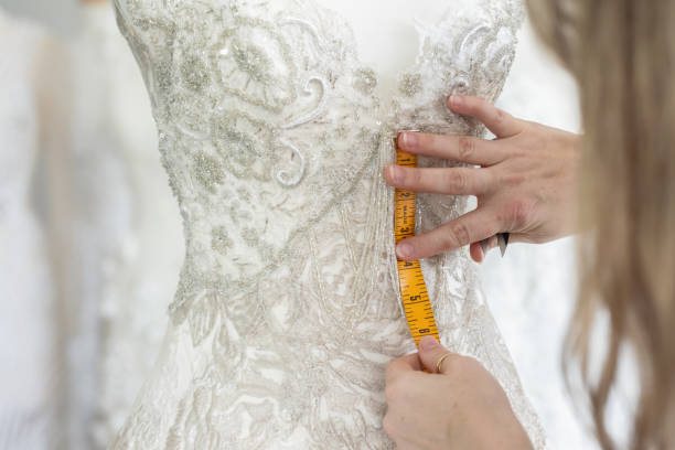 stilista che misura abito da sposa su manichino - mannequin dressmakers model tape measure female foto e immagini stock