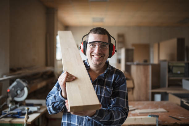 stolarz w warsztacie - plank carpenter carpentry construction zdjęcia i obrazy z banku zdjęć