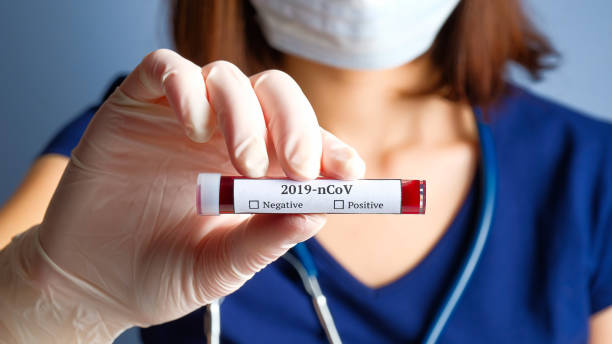 медсестра проведение пробирки с кровью на 2019-ncov анализа. новая китайская концепция анализа крови коронавируса - проведение стоковые фото и изображения