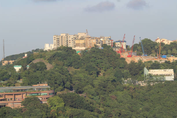 istock rich ouse at peak hk 28 June 2014 1201551073