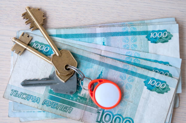 istock On the table is a bunch of keys and Russian banknotes worth a thousand rubles 1201552872
