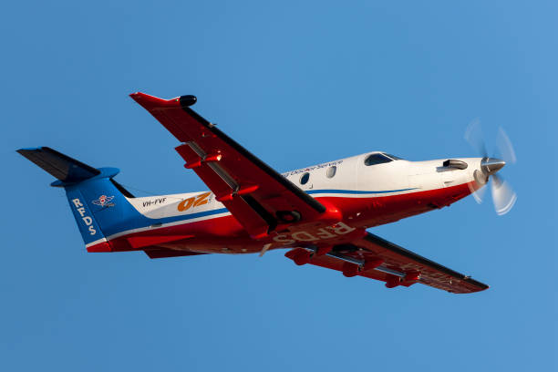 オーストラリアピラタスpc-12シングルエンジン航空救急車のロイヤルフライングドクターサービスは、アデレード空港を離陸します。 - pilatus ストックフォトと画像