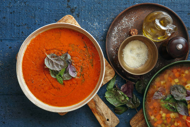 zuppe italiane - zuppa di pomodoro foto e immagini stock