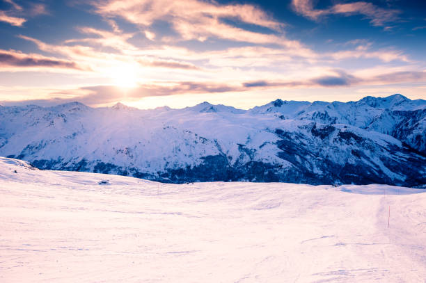 pistes de ski dans la station de ski dans les alpes d'hiver. 3 vallées, france - val thorens white snow winter photos et images de collection
