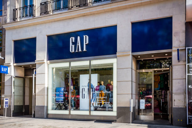 a loja de moda gap na avenida champs-elysees - editorial building exterior built structure travel destinations - fotografias e filmes do acervo