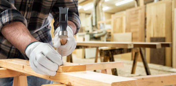 falegname al lavoro su tavole di legno. carpenteria. - hammer foto e immagini stock