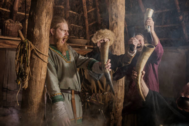 un gruppo di abitanti vichinghi in una sala - dutch culture netherlands history historical reenactment foto e immagini stock
