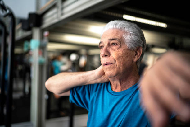 senior man mår dåligt på gymmet - stressad äldre man bildbanksfoton och bilder