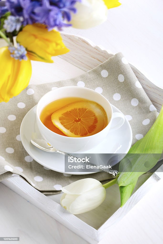 Tazza di tè con limone e fiore di primavera - Foto stock royalty-free di Agrume
