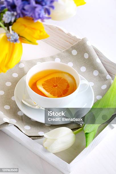 Tazza Di Tè Con Limone E Fiore Di Primavera - Fotografie stock e altre immagini di Agrume - Agrume, Alimentazione sana, Bianco