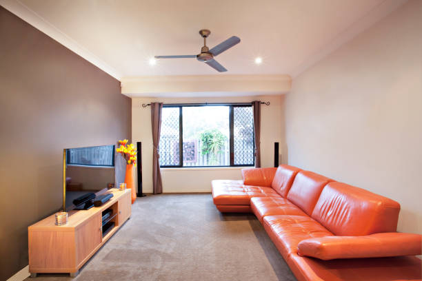 sofá rojo cerca de la televisión y la mesa - australia house home interior housing development fotografías e imágenes de stock
