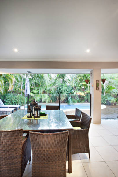 sillas de bambú y mesa de comedor de cristal - australia house home interior housing development fotografías e imágenes de stock