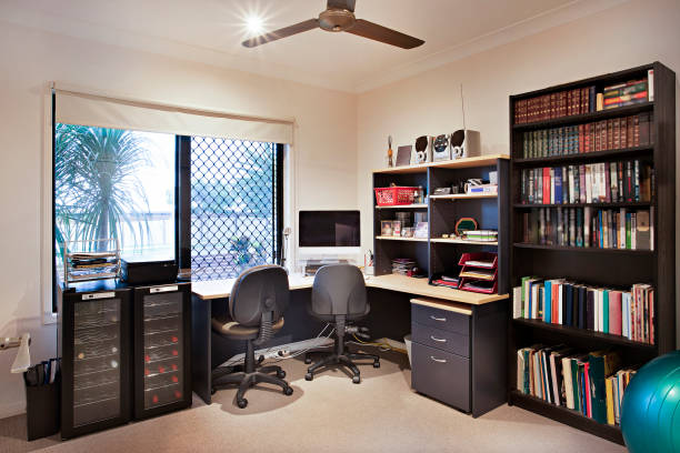 sala de estudio con libros y ordenador - australia house home interior housing development fotografías e imágenes de stock