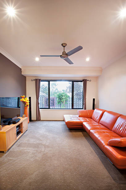 sofá rojo de aspecto brillante frente a la televisión - australia house home interior housing development fotografías e imágenes de stock