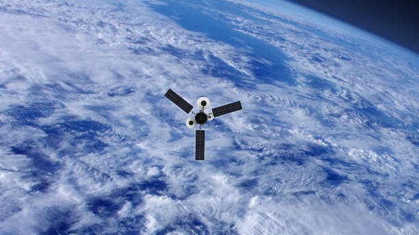 спутник-шпион, вращающийся вокруг земли. наса общественное достояние изображения - satellite dish фотографии стоковые фото и изображения