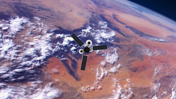 satélite espía orbitando la tierra. imágenes de dominio público de la nasa - antena parabólica fotografías e imágenes de stock