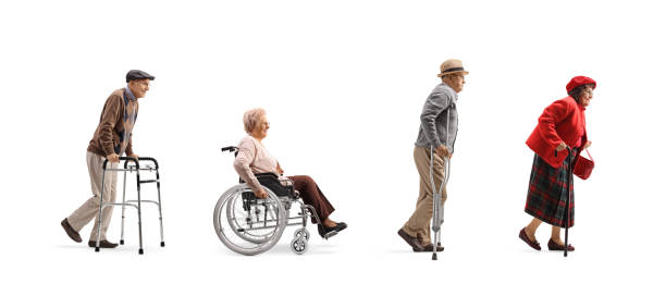 整形外科用機器を持って歩く高齢者グループ - 杖 ストックフォトと画像