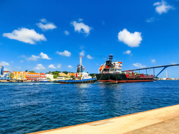 ponte rainha juliana sobre curaçao - otrobanda - fotografias e filmes do acervo