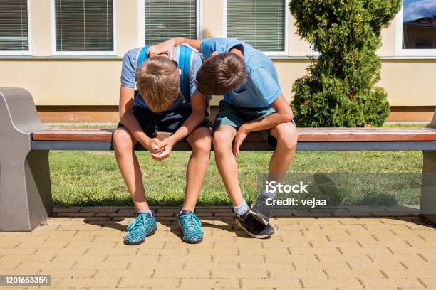 Kind Trösten Tröstlich Verärgert Traurigen Jungen In Schulhof Stockfoto und mehr Bilder von Kind