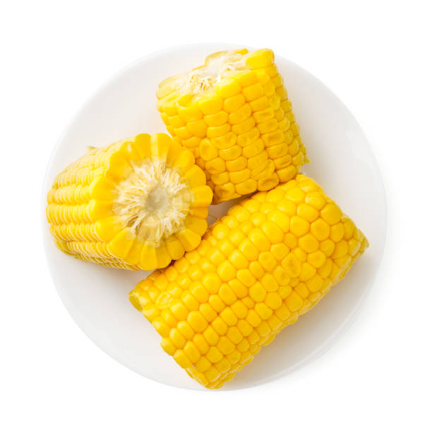 gekochte maisscheiben in einer tellernahaufnahme auf weißem hintergrund. isoliert - corn on the cob corn crop macro close up stock-fotos und bilder