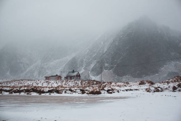 pueblo aislado en la isla lofoten cubierto de nieve durante una tormenta de nieve - lofoten henningsvaer norway village fotografías e imágenes de stock