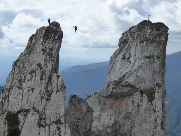 caminhando em uma linha fina - tightrope balance walking rope - fotografias e filmes do acervo