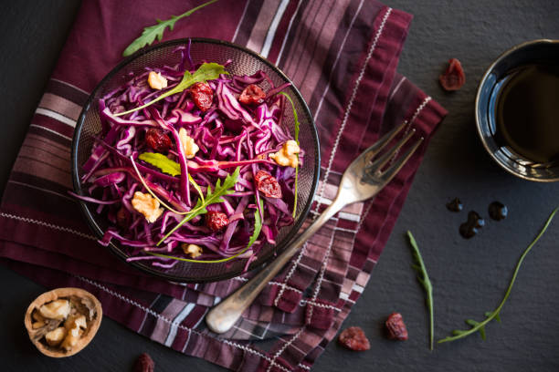 deliciosa ensalada de repollo rojo. cortar el repollo rojo con otros ingredientes - col lombarda fotografías e imágenes de stock