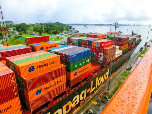 파나마 운하의 미라플로레스 잠금 장치에 들어가는 하파그 로이드 화물선 - cruise ship business retail freight transportation 뉴스 사진 이미지