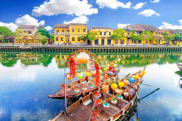 vue de hoi une ville antique qui est une destination très célèbre pour les touristes. - hoi an photos et images de collection