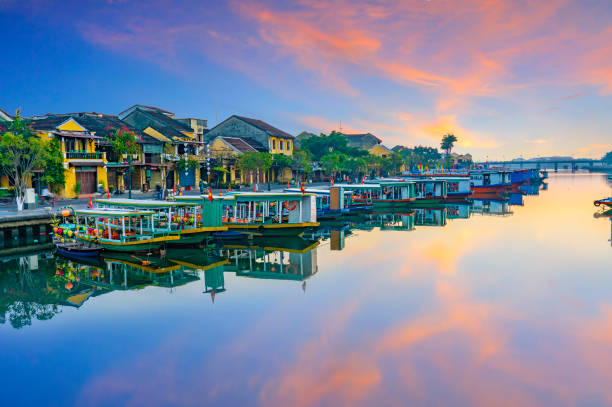 vue de hoi une ville antique qui est une destination très célèbre pour les touristes. - hue photos et images de collection